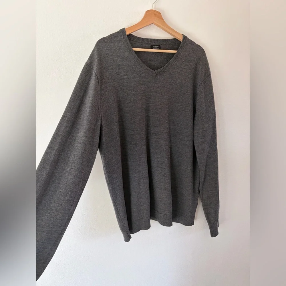 J. Crew Grey 100% Merino Wool Men’s V-Neck Knit Sweater‎ Size XLT